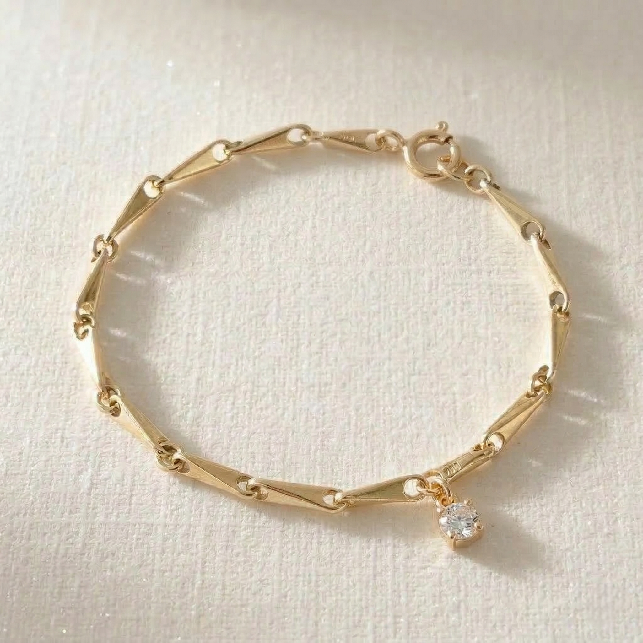 צמיד זהב 14 קראט עדין עם יהלום קטן תלוי