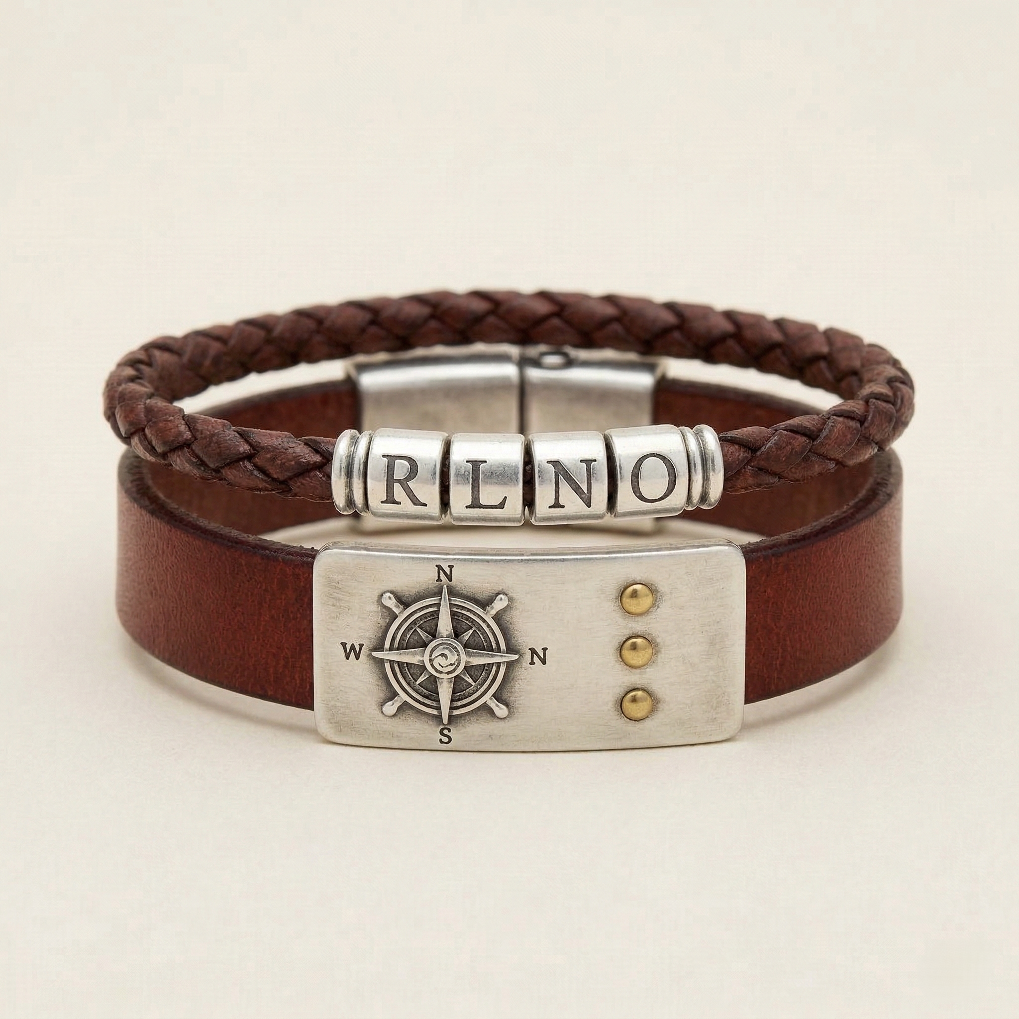 צמיד עור יוקרתי לגבר משולב זהב לבן 14 קראט עם חריטת מצפן וחבקי אותיות בעיצוב אישי של שירלי קורן