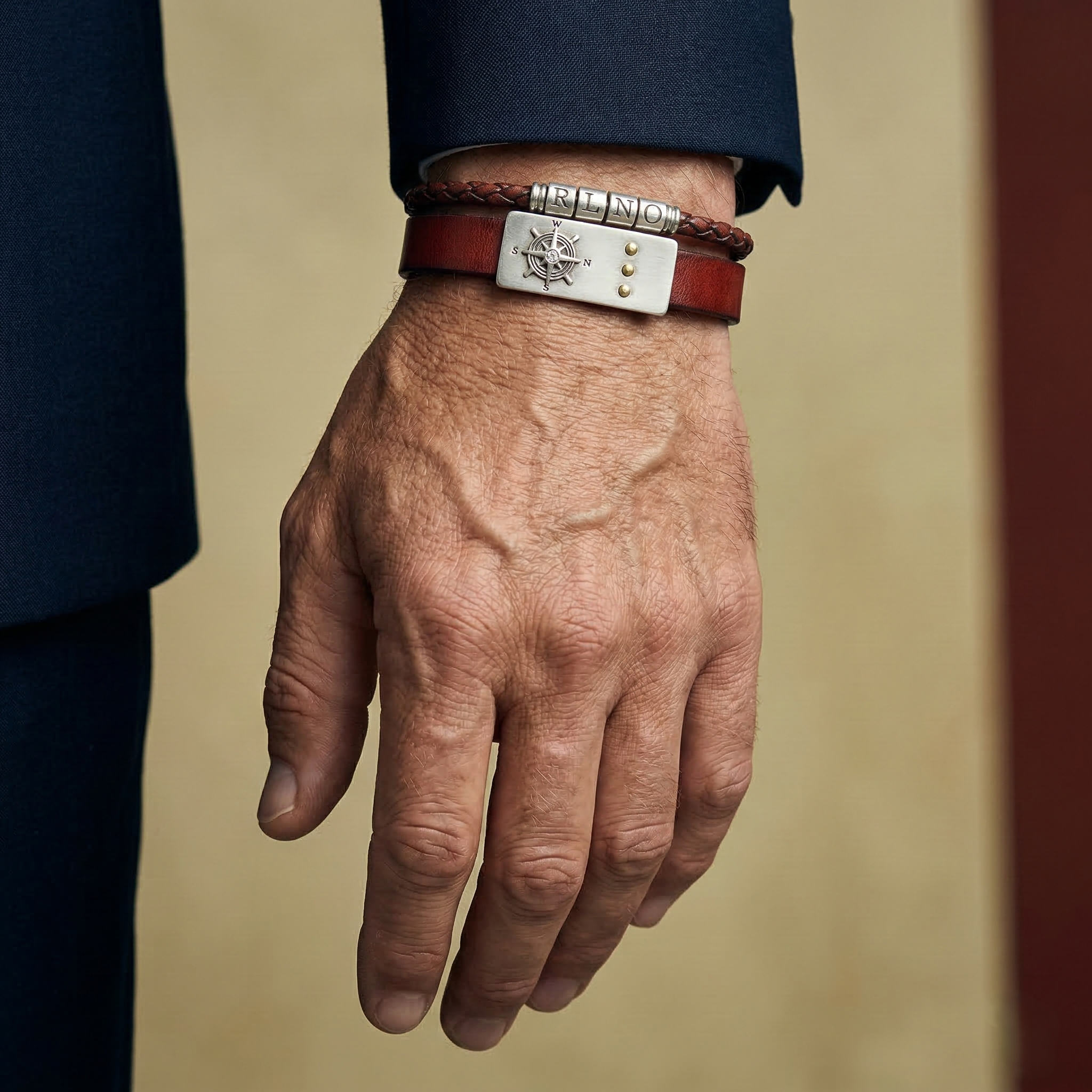 צמיד עור יוקרתי לגבר משולב זהב לבן 14 קראט עם חריטת מצפן וחבקי אותיות בעיצוב אישי של שירלי קורן