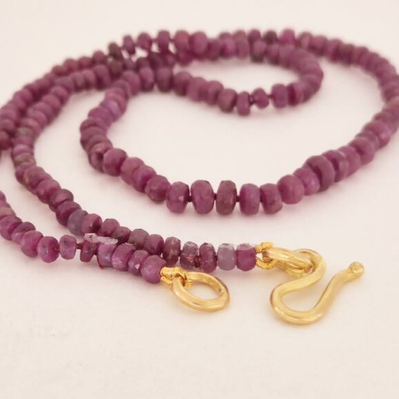 שרשרת רובי טבעי עם חרוזים בגוון ורוד וסוגר זהב 14 קראט