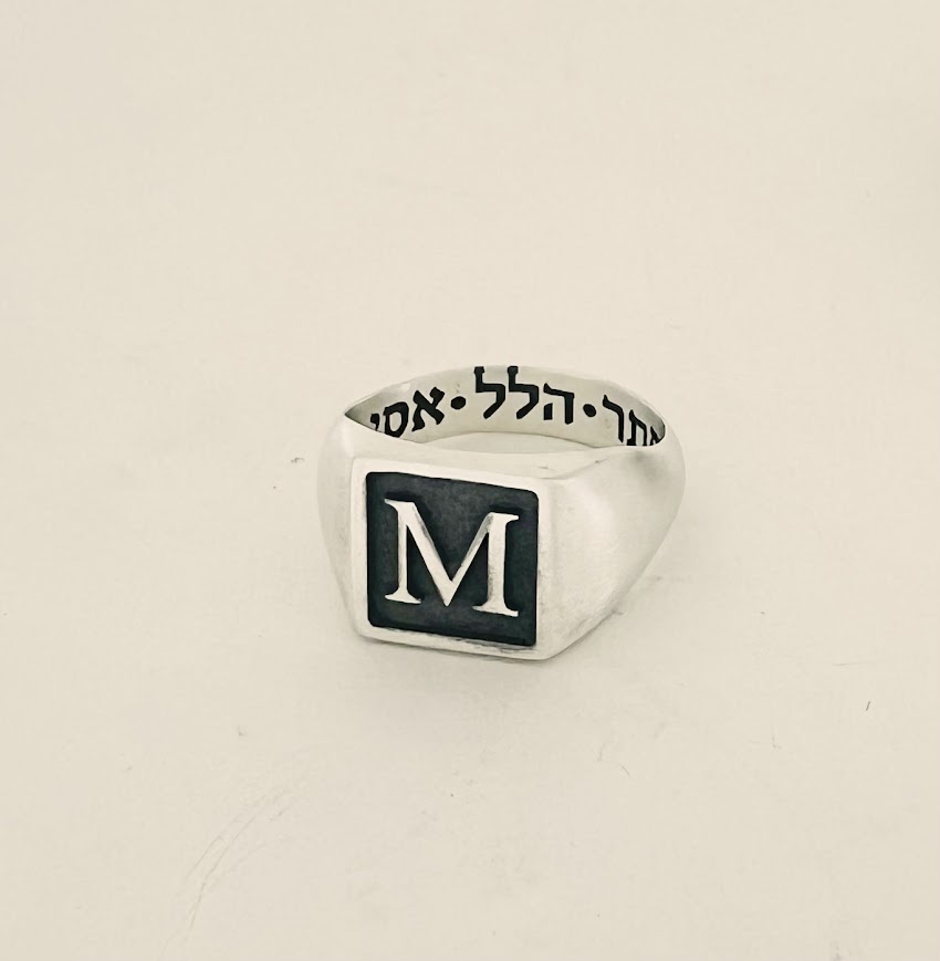 טבעת חותם לגבר בעיצוב אישי מכסף עם אות וחריטה